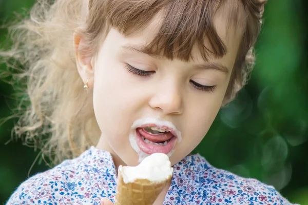 L'enfant mange de la glace. Concentration sélective . — Photo