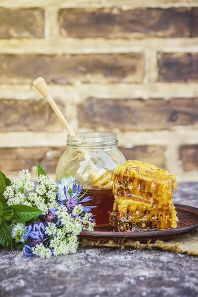 Floral honey and honey comb. Selective focus. — Stock Photo, Image