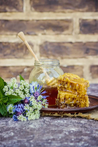 Floral honey and honey comb. Selective focus. — Stock Photo, Image