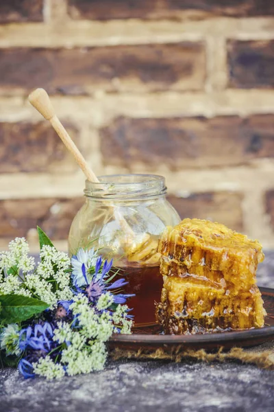 Çiçek bal ve bal tarak. Seçici odak. 