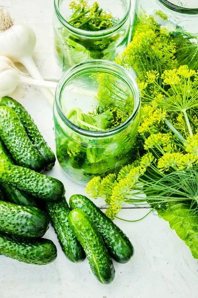 Preparación para pepinos en vinagre. Preservación. Enfoque selectivo . — Foto de Stock