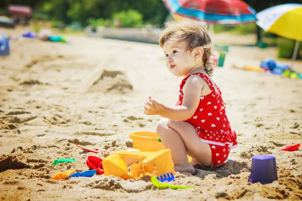 Niña en la playa, junto al mar. Enfoque selectivo . —  Fotos de Stock