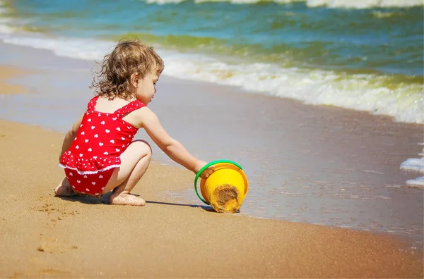 Девочка на пляже, у моря. Селективный фокус . — стоковое фото