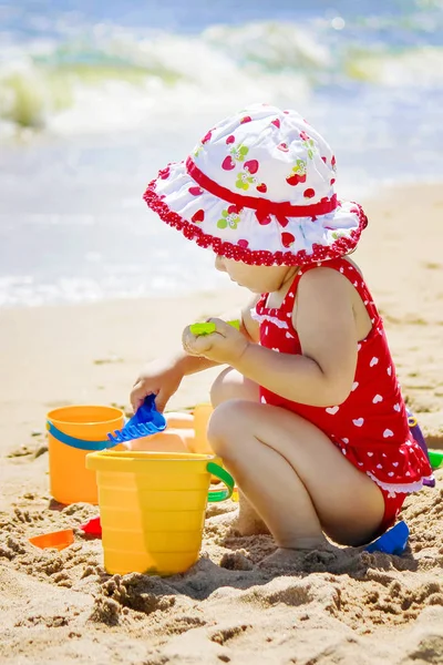 Niña en la playa, junto al mar. Enfoque selectivo . —  Fotos de Stock