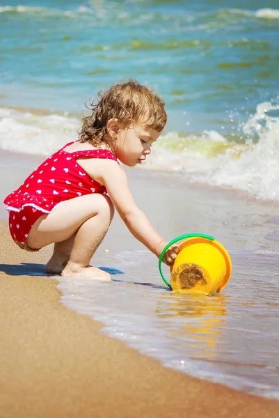 Menina na praia, junto ao mar. Foco seletivo . — Fotografia de Stock