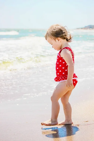 Menina na praia, junto ao mar. Foco seletivo . — Fotografia de Stock
