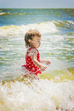 Bebek kız sahilde deniz kenarında. Seçici odak.