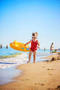 Bebek kız sahilde deniz kenarında. Seçici odak.