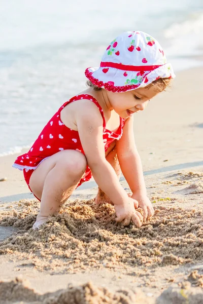 Niña en la playa, junto al mar. Enfoque selectivo . — Foto de Stock