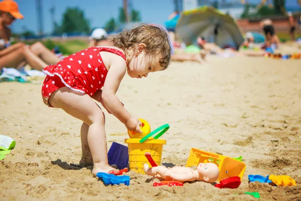 Bebek kız sahilde deniz kenarında. Seçici odak.