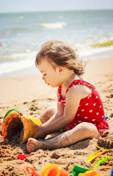 바다 해변에 아기 소녀. 선택적 초점. — 스톡 사진