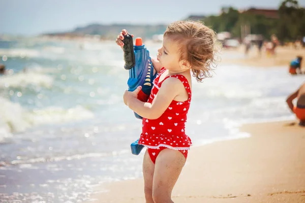 Девочка на пляже, у моря. Селективный фокус . — стоковое фото