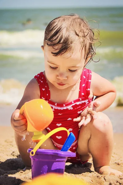 바다 해변에 아기 소녀. 선택적 초점. — 스톡 사진