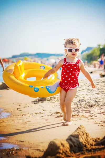 Bebek kız sahilde deniz kenarında. Seçici odak.