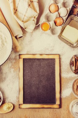 Pasta, kek, kendi elleriyle yemek. Seçici odak. 