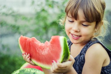 Bir çocuk karpuz yiyor. Seçici odak.