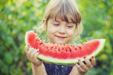 Bir çocuk karpuz yiyor. Seçici odak.