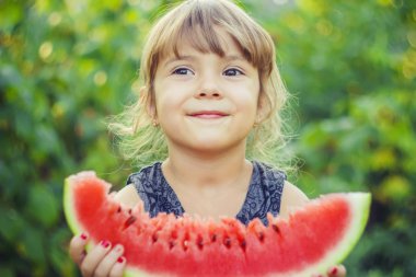 Bir çocuk karpuz yiyor. Seçici odak.