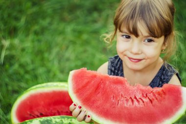 Bir çocuk karpuz yiyor. Seçici odak.