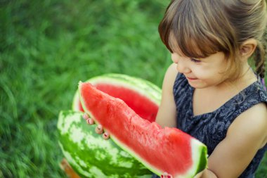 Bir çocuk karpuz yiyor. Seçici odak.
