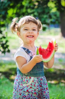 Bir çocuk karpuz yiyor. Seçici odak.