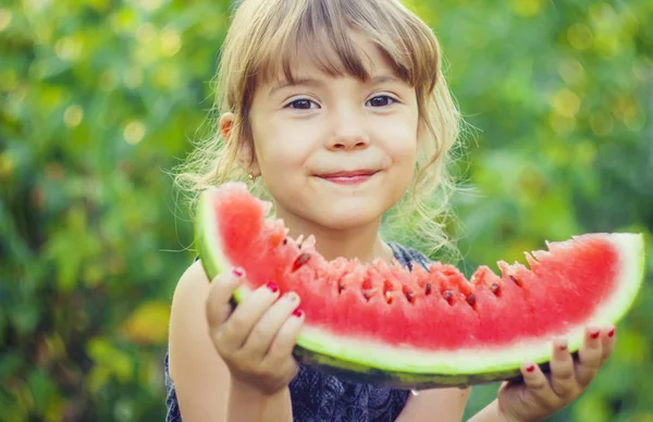 Een kind eet watermeloen. Selectieve aandacht. — Stockfoto