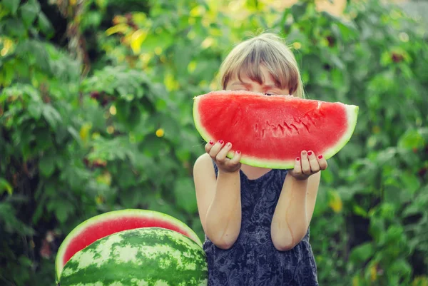 Ein Kind isst Wassermelone. Selektiver Fokus. — Stockfoto