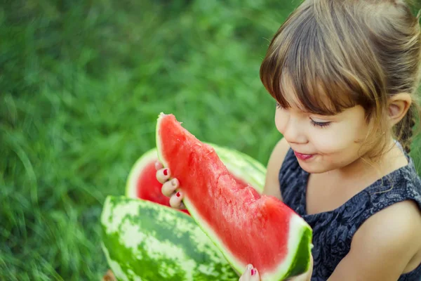 Uma criança come melancia. Foco seletivo . — Fotografia de Stock