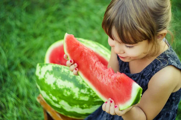 孩子吃西瓜。选择性的焦点. — 图库照片