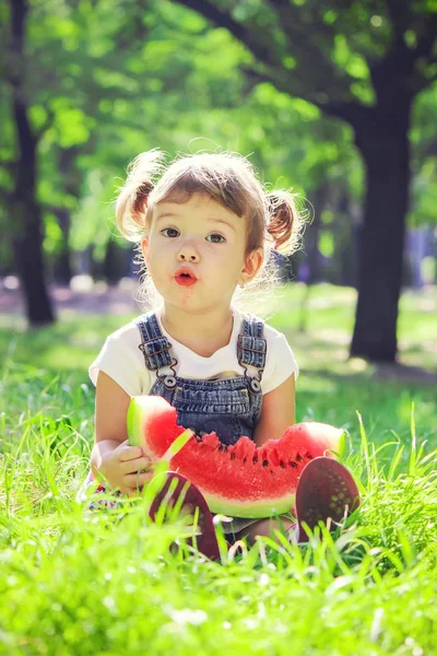 Un bambino mangia l'anguria. Focus selettivo . — Foto Stock