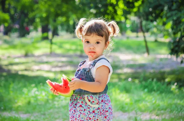 子は、スイカを食べる。選択と集中. — ストック写真