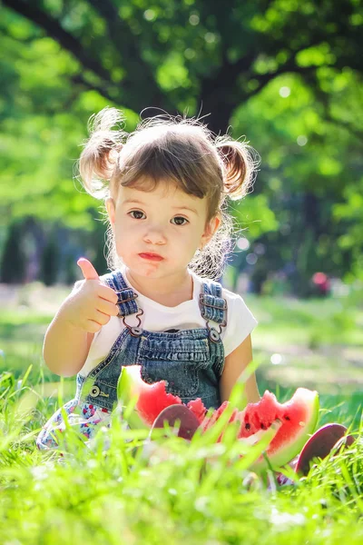 Un niño come sandía. Enfoque selectivo . —  Fotos de Stock