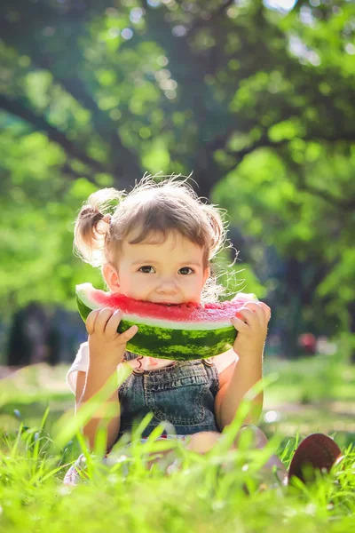 아이 수 박을 먹는다. 선택적 초점. — 스톡 사진