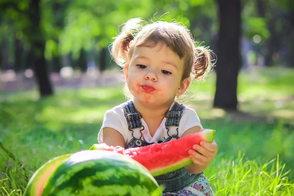 Un enfant mange de la pastèque. Concentration sélective . — Photo