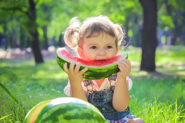 Bir çocuk karpuz yiyor. Seçici odak. — Stok fotoğraf