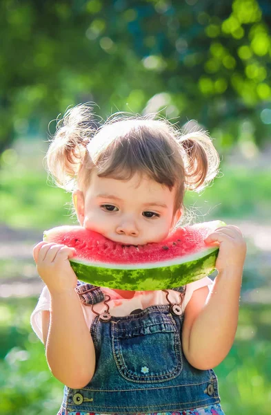 Ein Kind isst Wassermelone. Selektiver Fokus. — Stockfoto