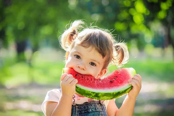 孩子吃西瓜。选择性的焦点. — 图库照片