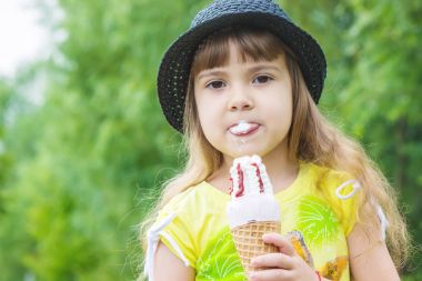 Çocuk dondurma yiyor. Seçici odak.