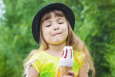 Çocuk dondurma yiyor. Seçici odak.