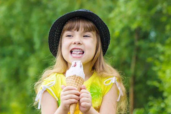 Het kind eet ijs. Selectieve aandacht. — Stockfoto