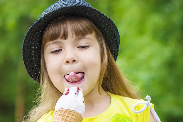 Das Kind isst Eis. Selektiver Fokus. — Stockfoto