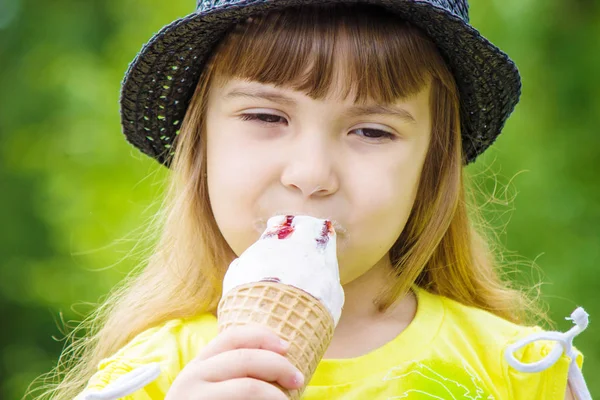 Das Kind isst Eis. Selektiver Fokus. — Stockfoto