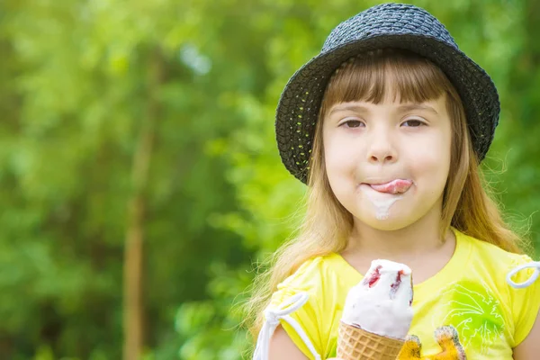 Çocuk dondurma yiyor. Seçici odak.