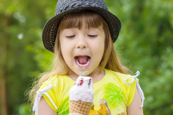 Das Kind isst Eis. Selektiver Fokus. — Stockfoto