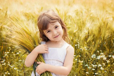 Buğday alan çocuk. seçici odak. 