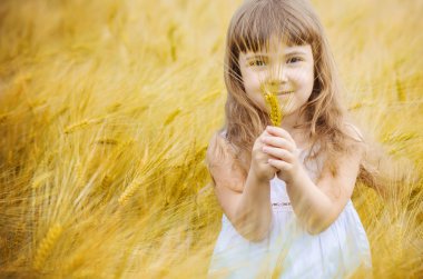 Çocuk ve ekmek. seçici odak. 