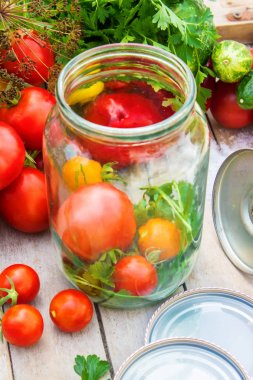 Koruma, sebze, domates ve salatalık dekapaj. Seçici odak. 