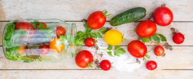 Koruma, sebze, domates ve salatalık dekapaj. Seçici odak. 