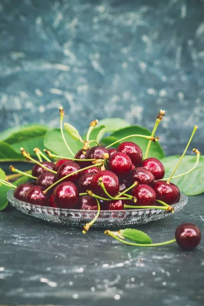 Cerises rouges. Concentration sélective. Nourriture et boissons . — Photo