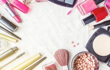 Dekoratif kozmetik beyaz zemin üzerinde. Seçici odak.